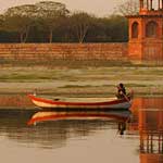 There's a ferry which will take you across the river from the back of the Taj for 10 rupees (more like 100 if you're a westerner ...)